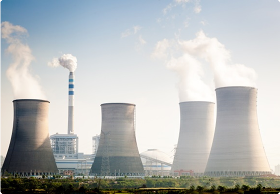 Power station with cooling towers